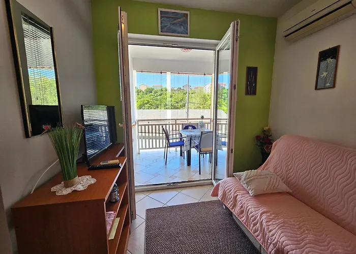 Signet Mit Privatem Balkon By Interhome * Novi Vinodolski